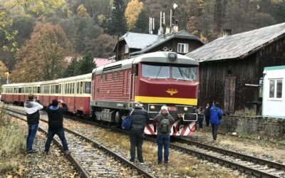 Ústecký kraj zahájil zimní turistickou sezónu v Krušných horách na nádraží v Telnici příjezdem legendární lokomotivy „Bardotka“